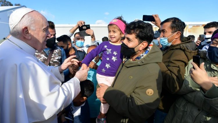 2021.12.05 Pāvests Francisks kādā no bēgļu nometnēm sava ceļojuma laikā pa Kipru un Grieķiju