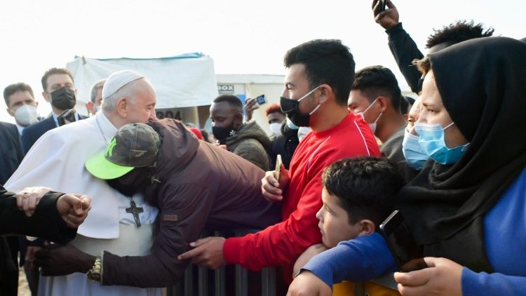 Påven Franciskus vid sitt besök i flyktingmottagningen i Mytilene, den 5 december, under den apostoliska resan i Cypern och Grekland 