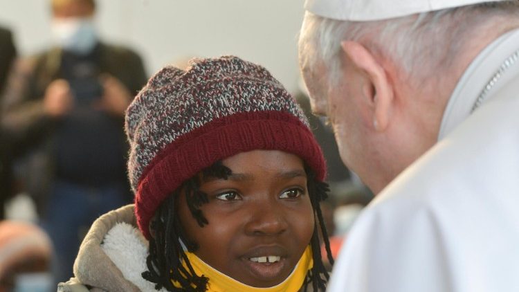 Le Pape François le 5 décembre 2021 dans le camp de migrants de Mytilène en Grèce.