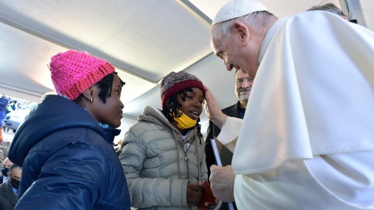 교황에게 선물을 전달하는 두 어린이