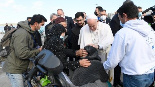 Papež Frančišek na Lezbosu o migraciji: Prosim vas, ustavimo ta brodolom civilizacije!