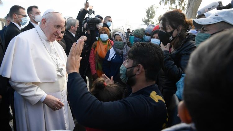 Papa Franjo s izbjeglicama u izbjegličkom centru Mytilene na otoku Lezbosu; apostolski pohod Cipru i Grčkoj, 5. prosinca 2021. 