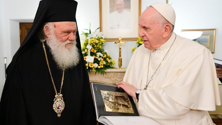 Uno dei libri donato al Papa dall'arcivescovo ortodosso di Atene