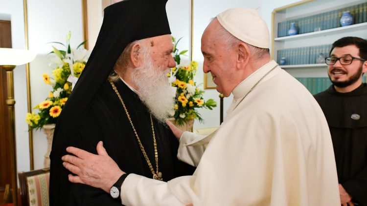 Der orthodoxe Erzbischof Hieronymos und Papst Franziskus