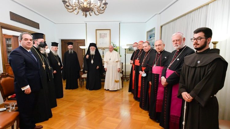 Foto di gruppo in nunziatura con il Papa, l'arcivescovo di Atene e i due seguiti