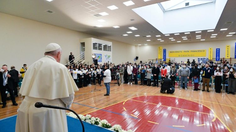 Papa Francesco incontra i giovani nella scuola delle orsoline