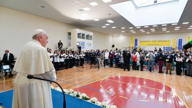 Le Pape François à l'école  des soeurs ursulines à Maroussi à Athènes, le 6 décembre 2021..