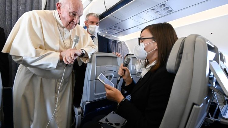 Le Pape répond à une journaliste dans l'avion de retour de la Grèce, le lundi 6 décembre 2021.