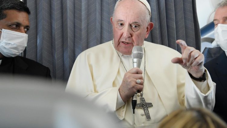 Papa Franjo za vrijeme razgovora s novinarima u zrakoplovu na povratku iz Grčke