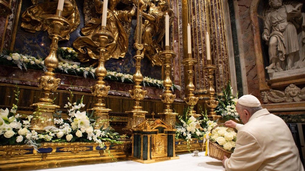 Svätý Otec priniesol biele ruže aj do Baziliky Santa Maria Maggiore (8. dec.2021)