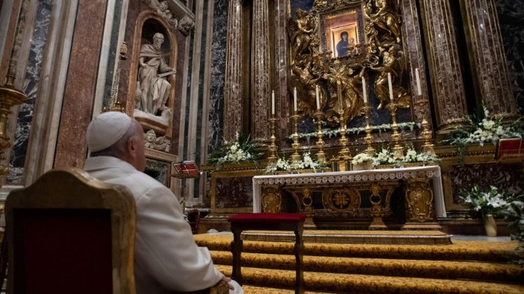 Francesco prega dinanzi all'icona della Salus Populi Romani nella basilica di Santa Maria Maggiore