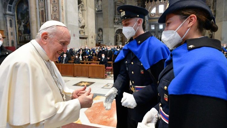 A pápa üdvözli a legierő tagjait