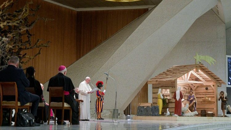 L'udienza del Papa alle delegazioni che hanno donato l'albero ed i presepi