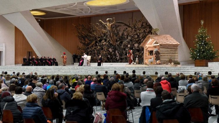 Papa Franjo primio u audijenciju delegacije koje su izradile jaslice i donirali drvce za Vatikan 
