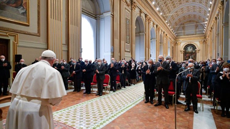 L'arrivo di Papa Francesco all'Aula della Benedizione