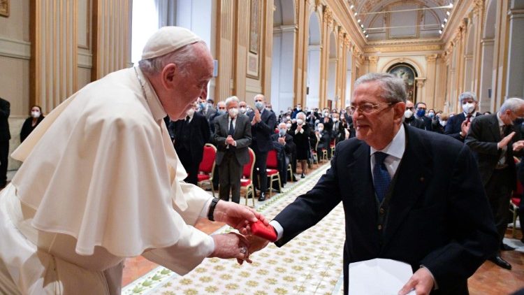 Papa Francesco saluta il presidente Ugci Damiano Nocilla