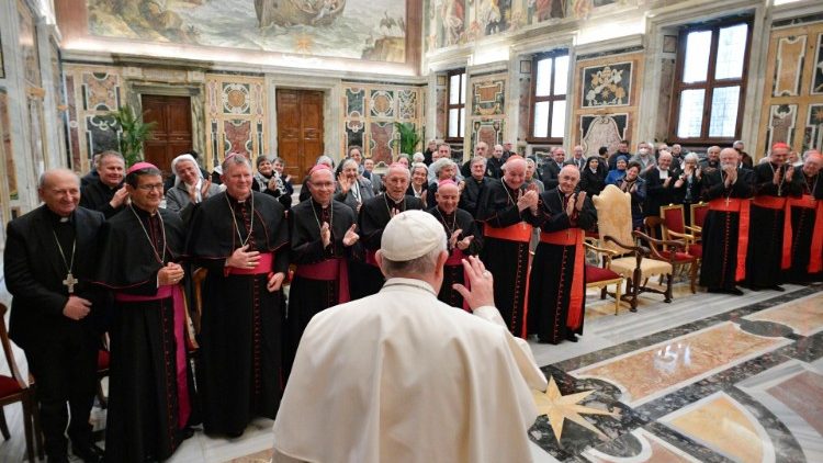 Папа Франциск на встрече с членами Конгрегации по делам институтов посвящённой жизни и обществ апостольской жизни (Ватикан, 11 декабря 2021 г.)
