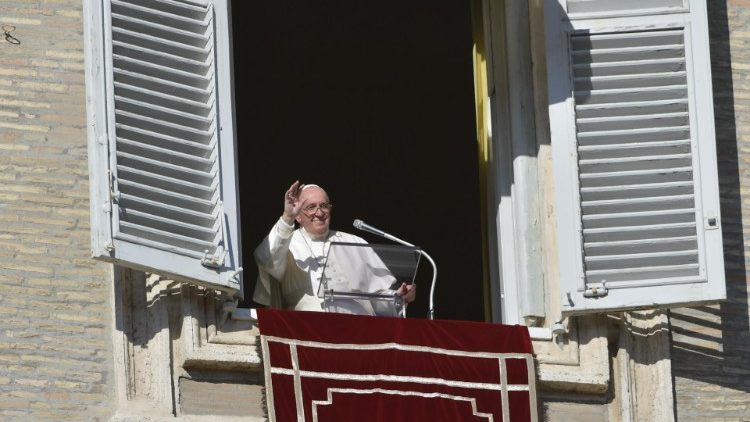 El Papa Francisco saluda a los peregrinos en este tercer domingo de Adviento
