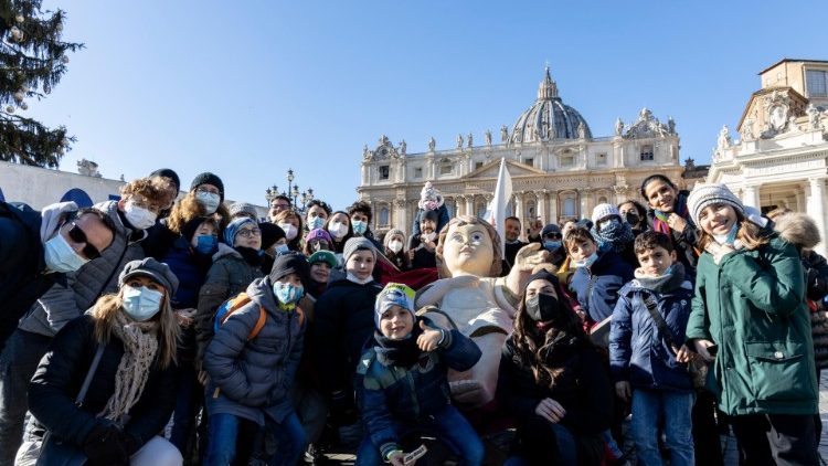 Pilgrims in Saint Peter's Square for the 12 December Angelus