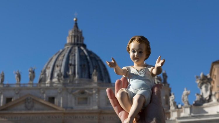 In Piazza gli Oratori romani e tanti bambini con le statuine del presepe per la benedizione del Papa