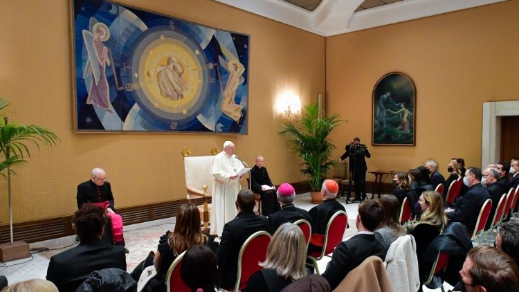 L'incontro di Papa Francesco con organizzatori e artisti del Concerto di Natale 2021