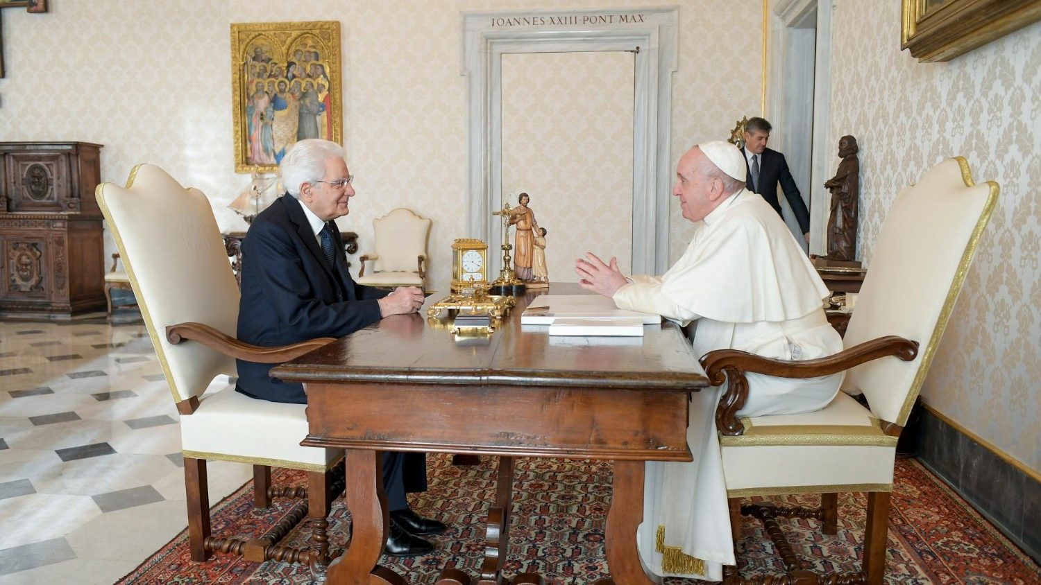 Il papa riceve il presidente mattarella al termine del suo mandato - vatican news