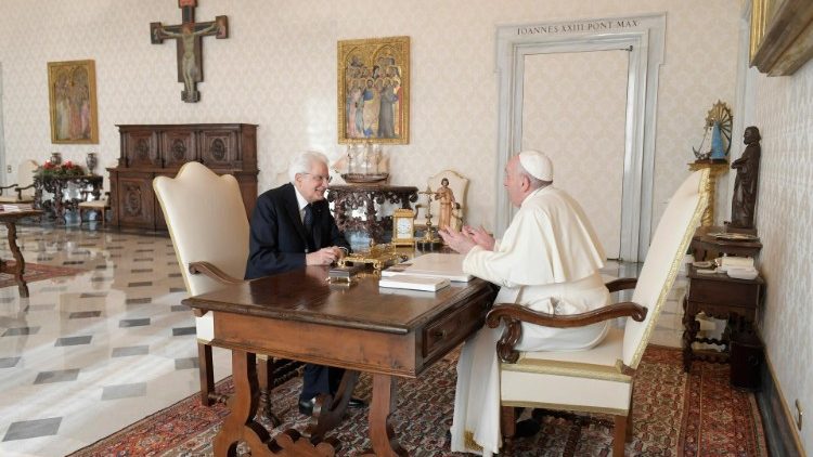 Un momento del colloquio tra il Pontefice e il presidente della Repubblica italiana 
