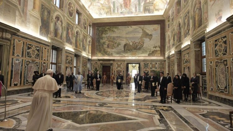 Francesco riceve in udienza i diplomatici accreditati presso la Santa Sede