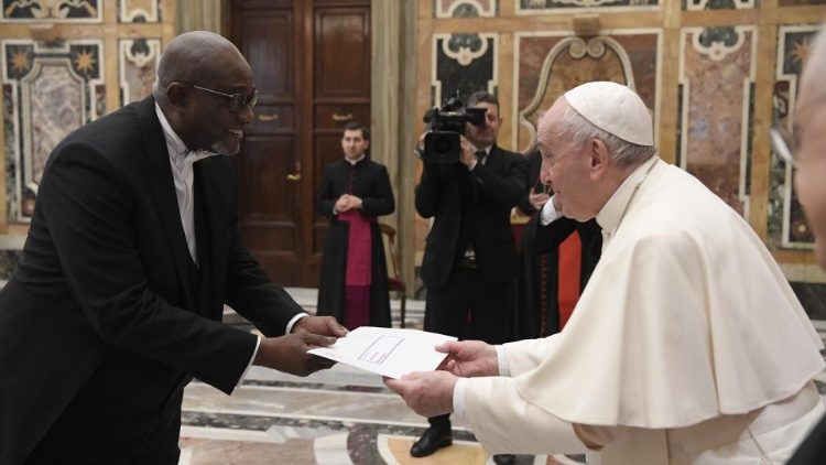 I nuovi ambasciatori con il Papa 