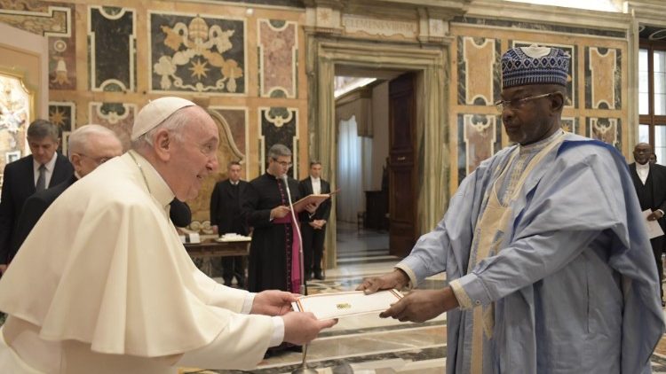 Vid utnämningen av nya ambassadörer vid Heliga stolen överlämnades kreditivbreven till påven den 17 december 2021