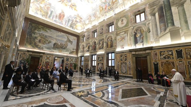 Papa Francesco si rivolge ai nuovi ambasciatori presso la Santa Sede