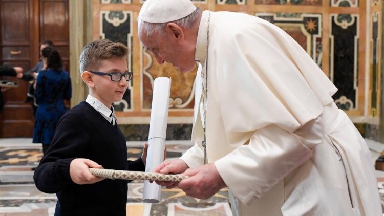 A gyermekek ajándkékaikat is átadták a pápának