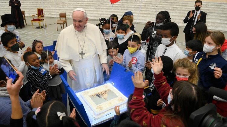 Papież na spotkaniu z dziećmi z watykańskiej przychodni pediatrycznej