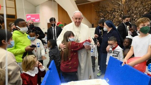 Papst Franziskus feiert mit bedürftigen Kindern seinen 85. Geburtstag
