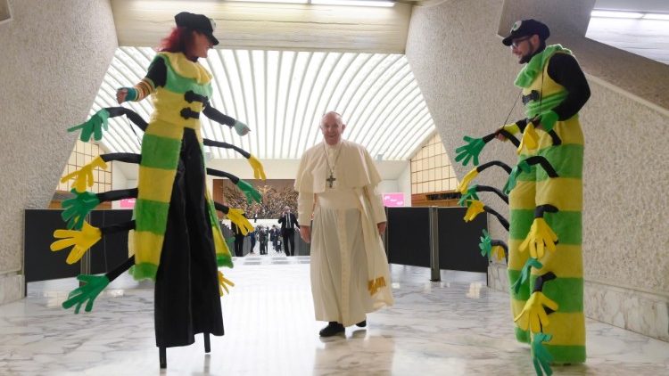 L'animazione per l'arrivo del Papa