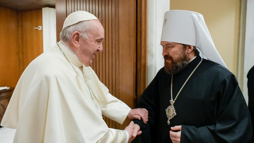 Pápež František s metropolitom Hilarionom (22. dec. 2021)