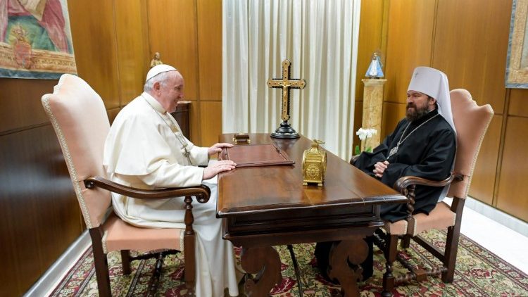 Un'immagine dell'incontro tra il Papa e il Metropolita Hilarion 