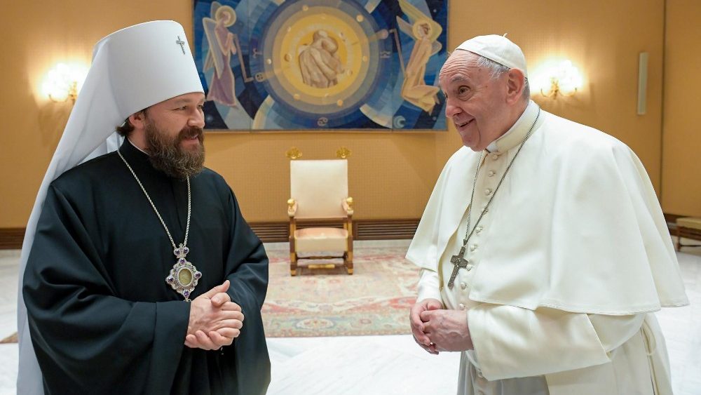 Pápež František s metropolitom Hilarionom (22. dec. 2021)