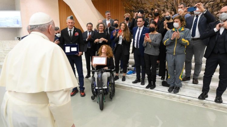 Papa Francesco con gli sportivi rappresentanti di Fair Play Menarini