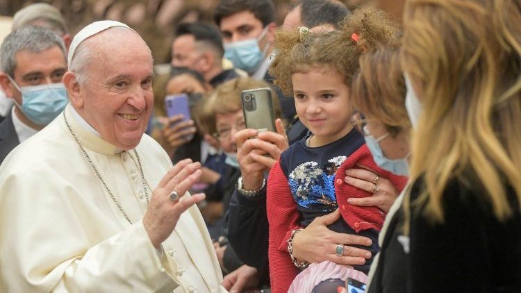 Franziskus am Donnerstag mit Vatikan-Angestellten - und ihrem Nachwuchs