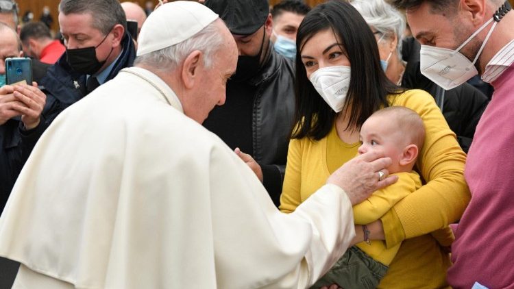 Un momento dell'incontro di Papa Francesco con i dipendenti vaticani (23-12-2021)