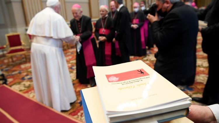 I libri donati da Papa Francesco alla Curia Romana