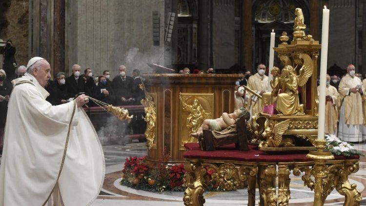 El Papa asperge la imagen del Niño Jesús