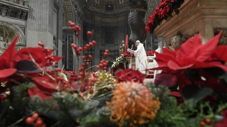 Papst Franziskus bei der Christmette im Petersdom in Rom