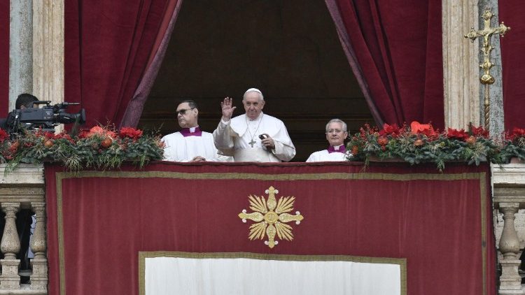 Papa acena para multidão da sacada central da Basílica de São Pedro