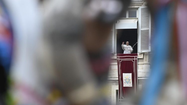 Papa Francisco acena da janela do apartamento pontifício
