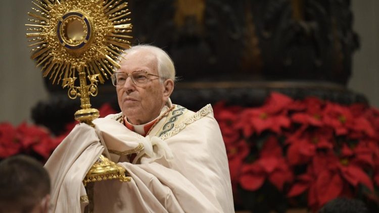 Eucharistischer Segen im Petersdom von Zelebrant Kardinal Re