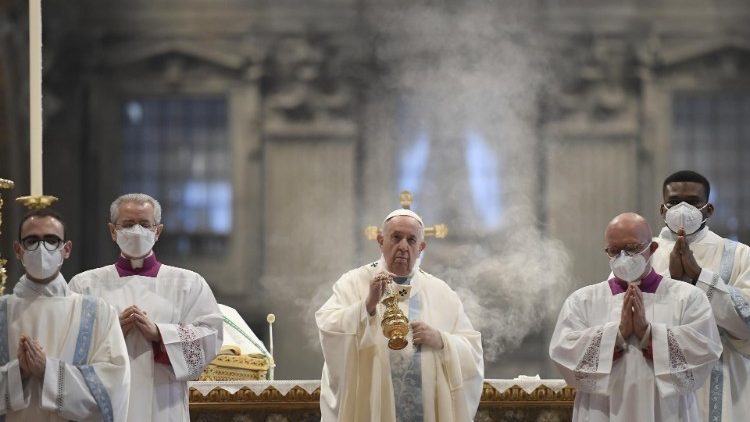 Le Pape François célèbre la messe en la Solennité de Marie Mère de Dieu, le 1er janvier 2022.