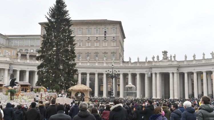 I fedeli in piazza San Pietro per l'Angelus del Papa
