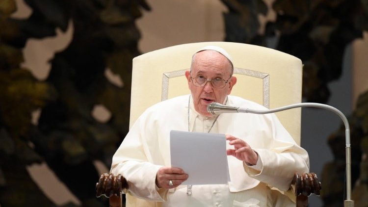 Il Papa tiene la catechesi all'Udienza Generale nell'Aula Paolo VI
